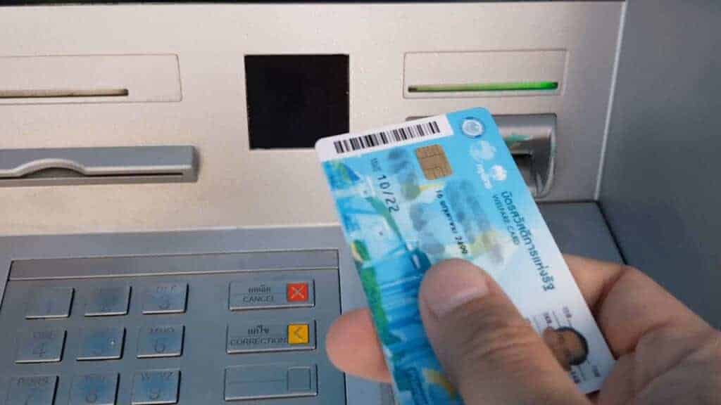 สอดบัตรเข้าตู้ ATM กรุงไทย